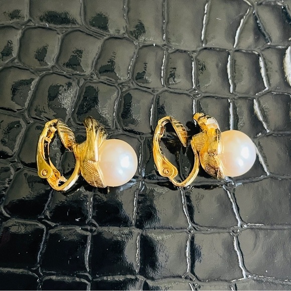 Vintage RICHELIEU Dainty Faux Pearl Gold Tone Swirl Clip On Retro Earrin… - Picture 5 of 15